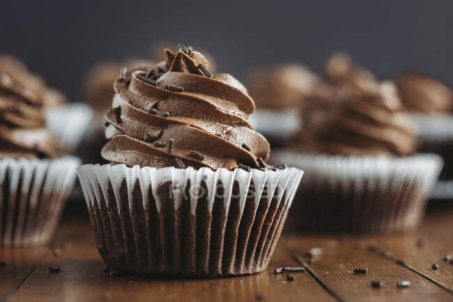 Schokoladen-Cupcakes mit Puderzucker und Streusel — Stockfoto