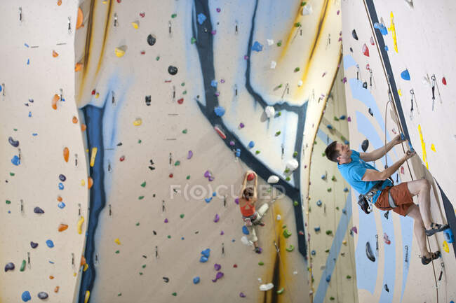 Mann klettert an Indoor-Kletterwand in London — Stockfoto