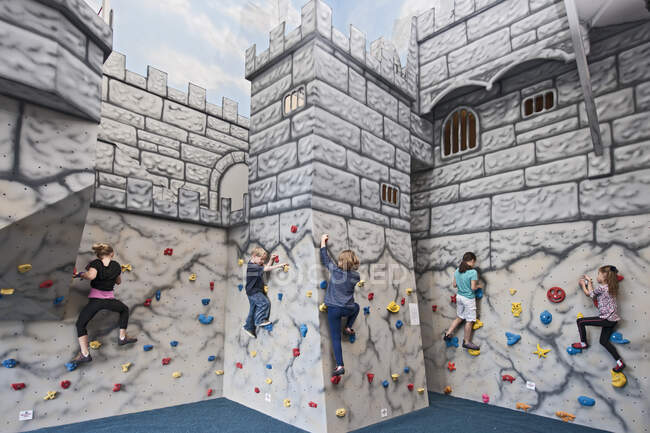 Children bouldering on castle like climbing wall — Stock Photo