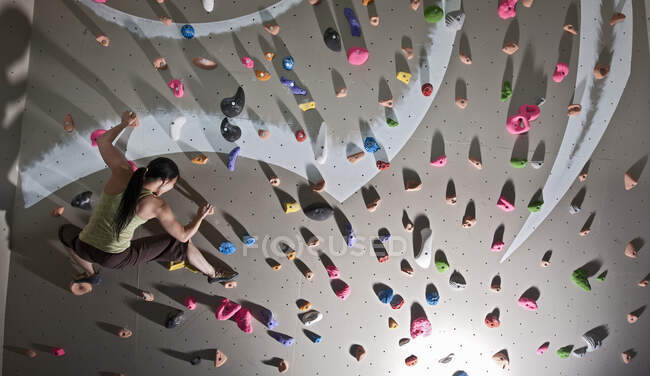 Arrampicatore bouldering alla parete di arrampicata indoor a Londra — Foto stock