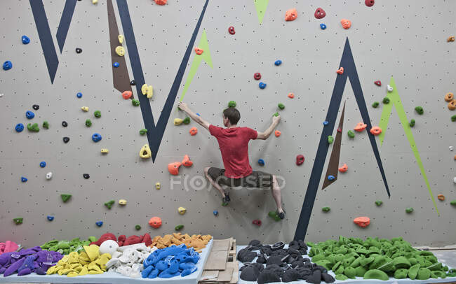Rout setter trying new bouldering problems at indoor climbing wall — Stock Photo