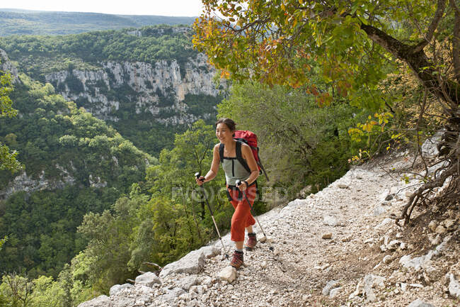 Woman hiking in the Verdon canyon in South France — Stock Photo