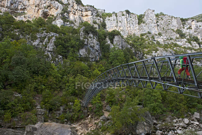 Wanderin überquert Stahlbrücke in der Verdon-Schlucht — Stockfoto