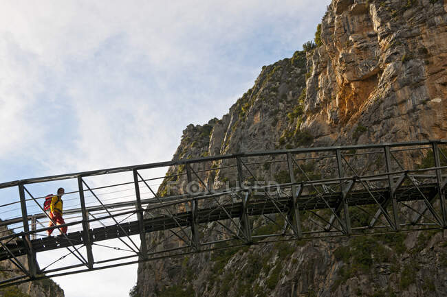 Female hiker crossing steal bridge in the Verdon canyon — Stock Photo