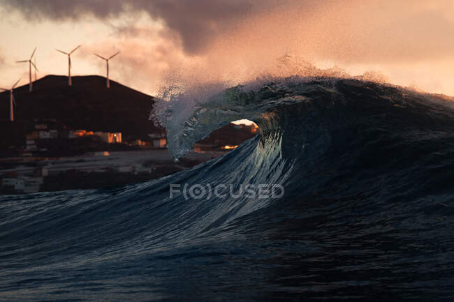 Surfer mit Welle im Meer vor Naturkulisse — Stockfoto
