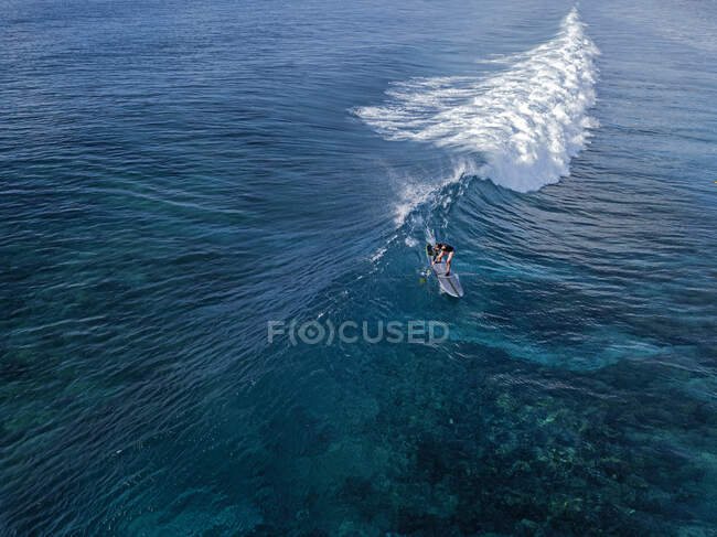 Vue aérienne du surfeur dans un océan — Photo de stock