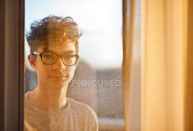 Портрет подростка через стекло — стоковое фото