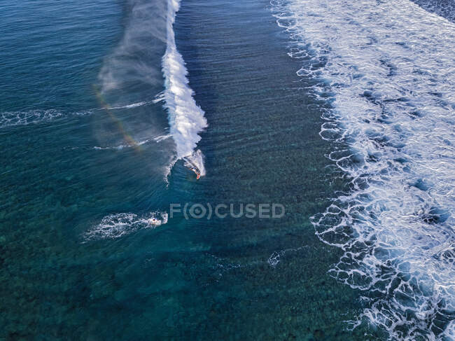 Вид с воздуха на океан и серфер на фоне природы — стоковое фото