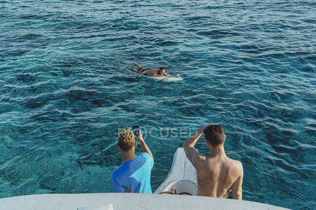 Surfistas en Océano Índico, Maldivas - foto de stock
