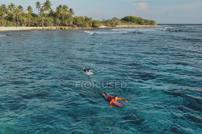 Серфери в Індійському океані (Мальдіви). — стокове фото
