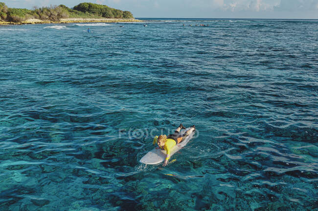 Surfeur dans l'océan Indien, Maldives — Photo de stock
