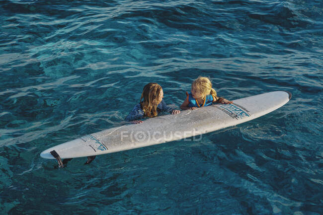 Madre e figlia nell'Oceano Indiano, Maldive — Foto stock
