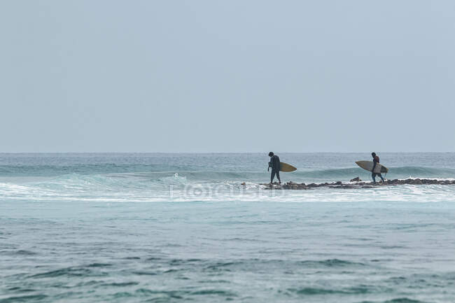 Серфери в Індійському океані (Мальдіви). — стокове фото