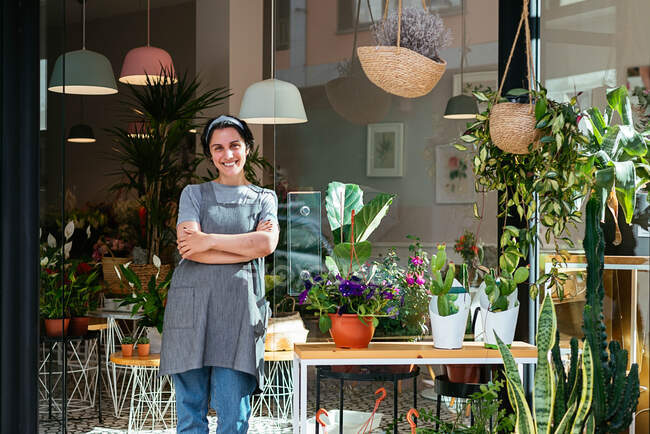 Счастливый портрет флористки в магазине — стоковое фото