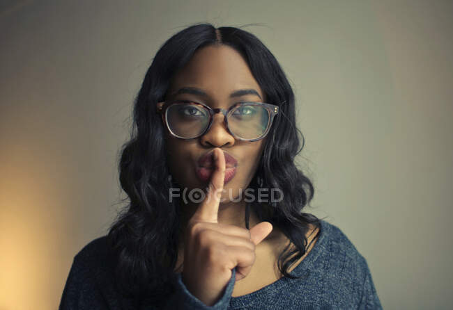 Young woman gestures to be silent — Stock Photo