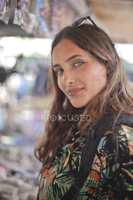 Retrato de mujer joven en la calle de la ciudad - foto de stock