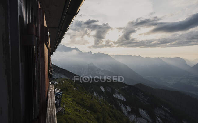 Bela vista das montanhas no fundo da natureza — Fotografia de Stock