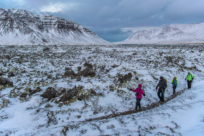 Personas caminando por el paisaje congelado en el oeste de Islandia - foto de stock