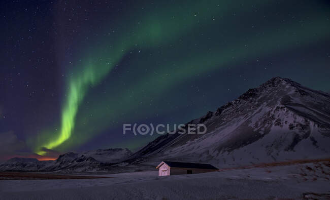 Luces del norte sobre hermosas montañas verdes en el fondo - foto de stock