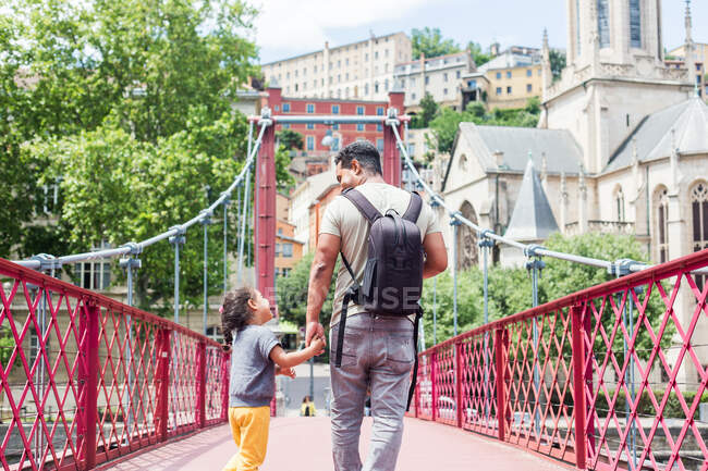 Un padre con sua figlia per una passeggiata e giocare — Foto stock