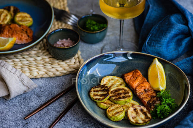 Bife de salmão grelhado e legumes servidos no prato como um conceito de comida de verão — Fotografia de Stock
