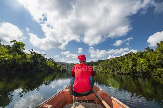 Homem explorando o rio Tatai em um barco de cauda longa no Camboja — Fotografia de Stock