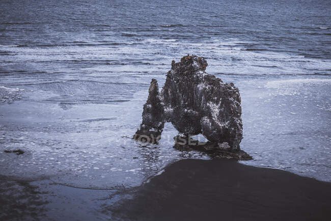 Hvtserkur monumento basáltico na Islândia — Fotografia de Stock