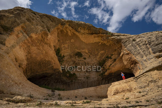 Una donna che cammina sotto un sentiero panoramico sotto un gigantesco strapiombo Grotte di Zaen, villaggio Zaen, Campo de San Juan, Moratalla, Regin de Murcia, Espaa — Foto stock