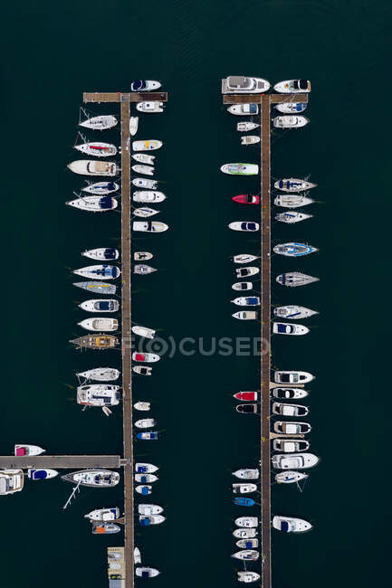 Vue aérienne sur la mer et la jetée avec des bateaux — Photo de stock