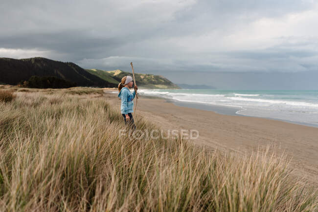 Preteen fille regarder vagues de belle plage en Nouvelle-Zélande — Photo de stock