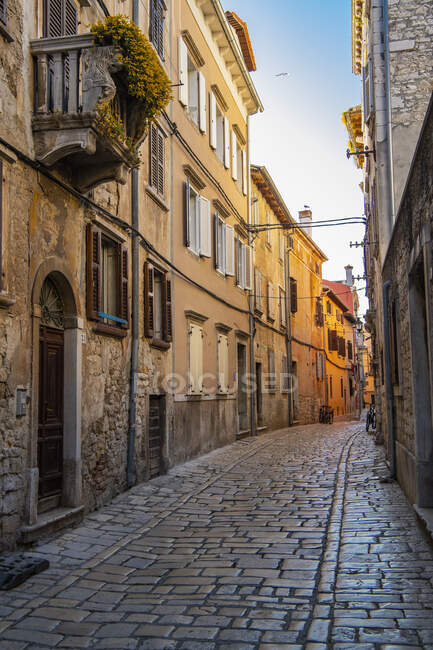 Calle estrecha en el casco antiguo de dubrovnik, croacia — Stock Photo