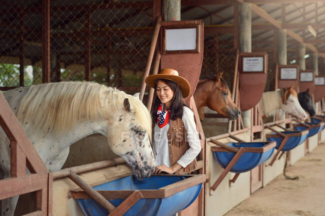 Cowgirl arbeitet in Ställen. Konzept der Retro-Frau im Pferde-Ranch.Vintage-Stil — Stockfoto