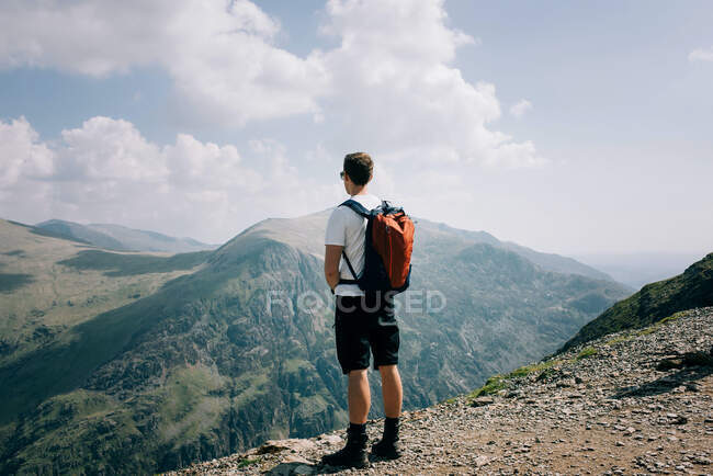 Mann genießt die Aussicht auf den Gipfel des Mount Snowdon Wales, — Stockfoto