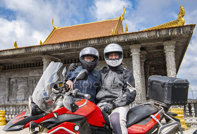 Amici in posa con la loro moto avventura di fronte al tempio — Foto stock