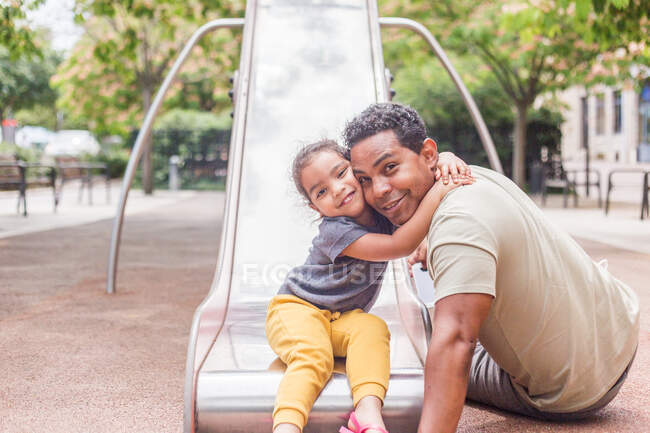 Un padre con sua figlia per una passeggiata e giocare — Foto stock