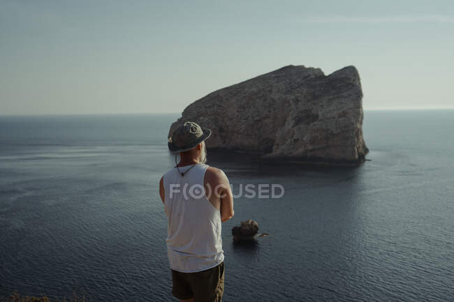 Un homme regarde l'océan sur l'île de Sardaigne, en Italie — Photo de stock