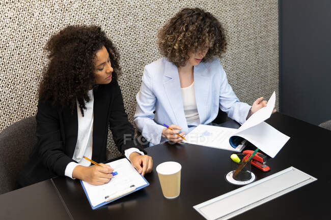 Giovani donne d'affari in riunione — Foto stock