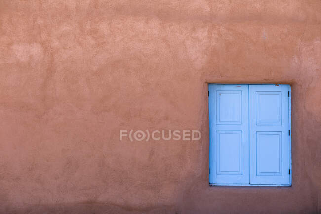 Vieille porte bleue sur fond, gros plan — Photo de stock