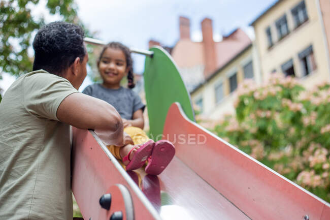 Un padre con su hija de paseo y jugando - foto de stock