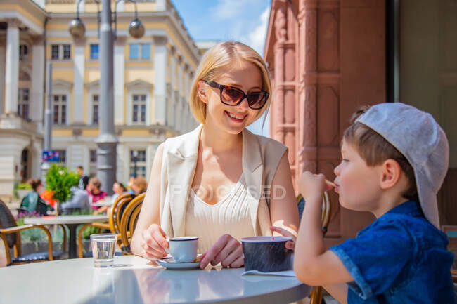 Mãe com um filho em um café em umas férias em Wroclaw, Polônia — Fotografia de Stock