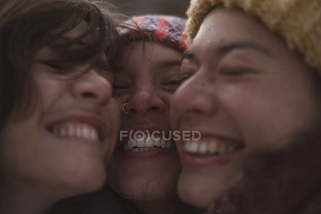 Три милі щасливі жінки сміються і посміхаються для селфі взимку в Європі — стокове фото