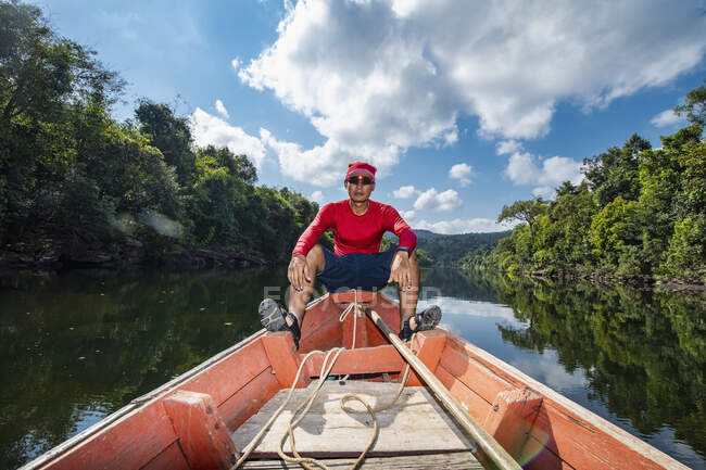 Man exploring the Tatai river on a long tail boat in Cambodia — Stock Photo
