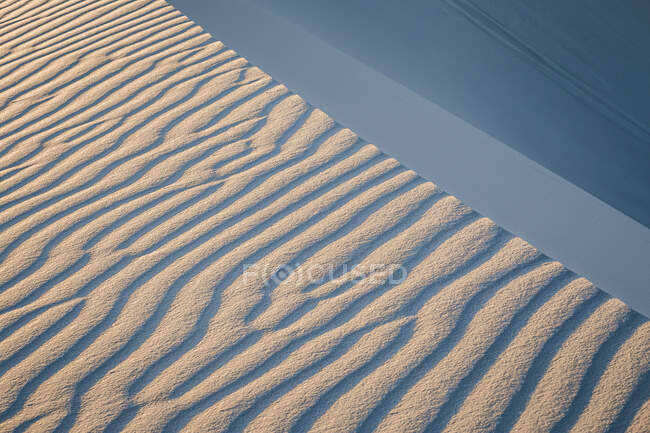 Dunas de areia no deserto no fundo da natureza — Fotografia de Stock