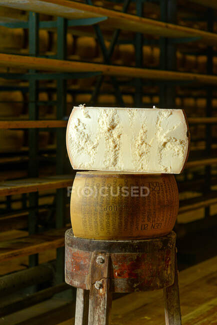 Maître fromager découpe une meule de parmesan à la laiterie — Photo de stock