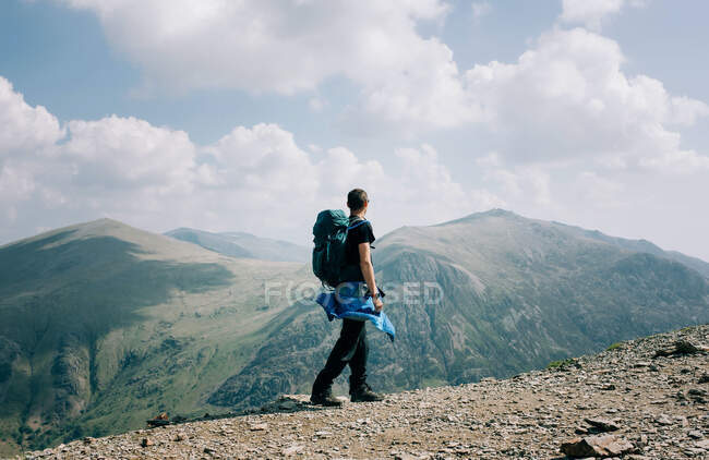 Homme au sommet de Snowdonia par une belle journée ensoleillée au Pays de Galles — Photo de stock