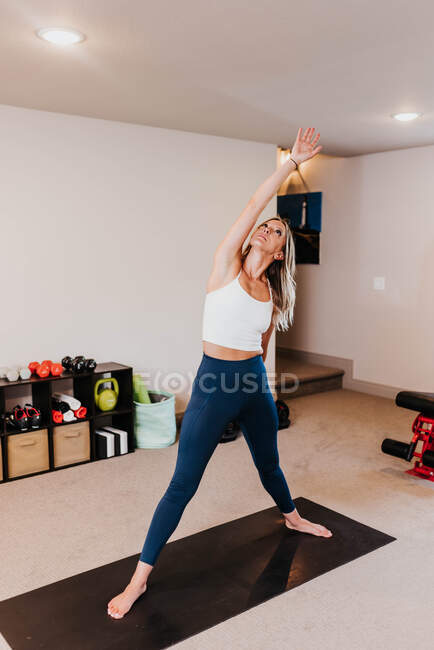 Schöne junge Frau macht Yoga-Übungen zu Hause — Stockfoto