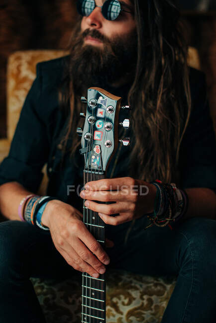 Portrait d'un musicien avec guitare électrique au premier plan — Photo de stock