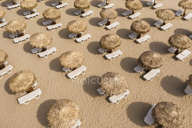 Вид з повітря на пляж - лежаки і парасольки — стокове фото