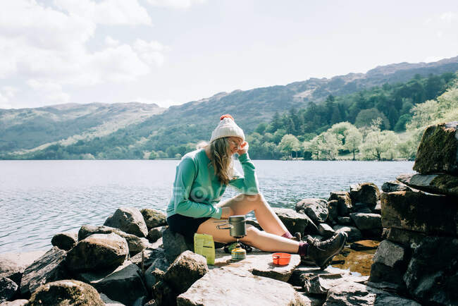 Mulher relaxante ao sol durante as férias em Wales, Reino Unido — Fotografia de Stock