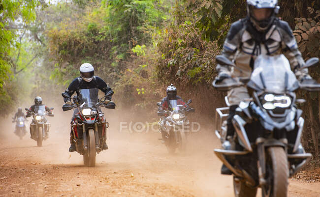 Männergruppe mit ihrem Abenteuer-Motorrad auf Feldweg in Kambodscha — Stockfoto